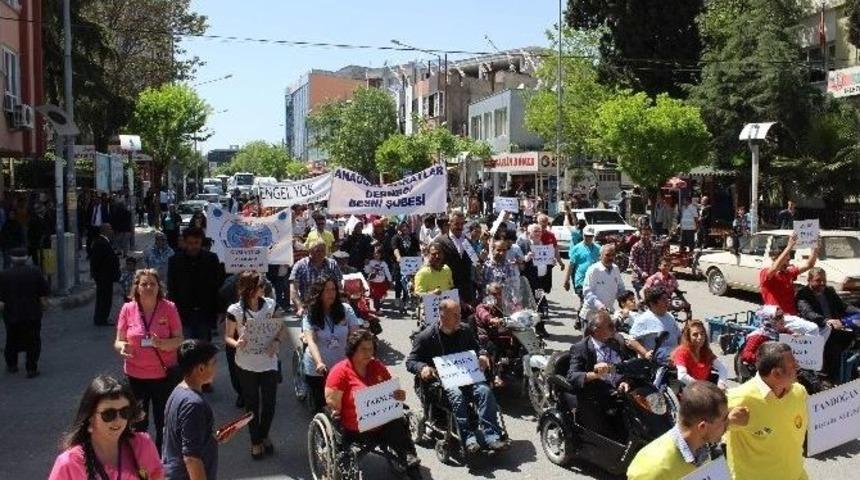 Engelliler Ve Yabancı &Ouml;ğrenciler Kortejde Buluştu