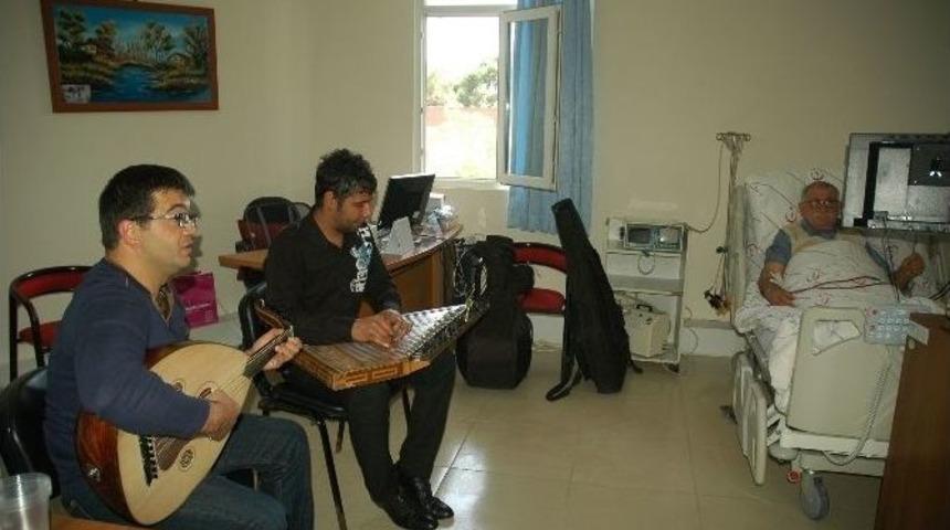 Diyaliz Hastalarına Klasik T&uuml;rk M&uuml;ziği Dinletisi İle Destek