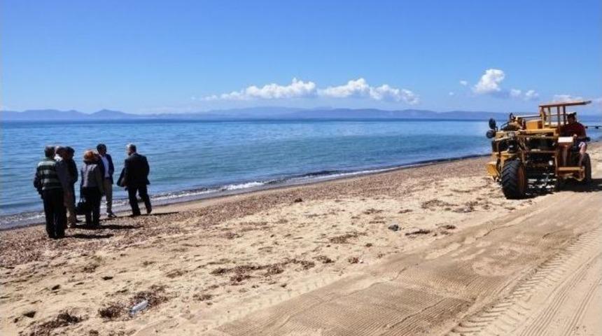 Sarımsaklı’da Kumsal Temizleniyor