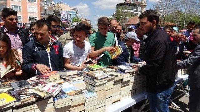 2 Bin Kişi Aynı Anda Kitap Okudu