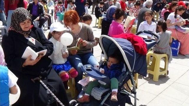 2 Bin Kişi Aynı Anda Kitap Okudu