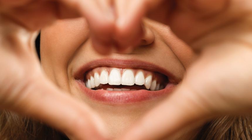 Dişlerinizin renginden şikayet&ccedil;iyseniz bu &ouml;neriler tam size g&ouml;re&hellip;