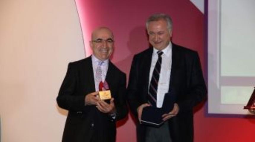 Prof. Dr. Hasan Bayram&rsquo;a T&uuml;rk Toraks Derneği Bilim &Ouml;d&uuml;l&uuml; Verildi