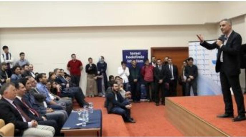 &Uuml;nl&uuml; Sunucu Bekir Develi&rsquo;yle Ar&uuml;&rsquo;de Keyifli Bir Sohbet