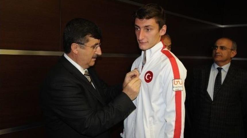 Vali &Ouml;z, D&uuml;nya Şampiyonlarına Altın Hediye Etti