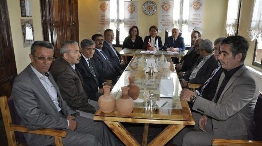 T&uuml;keticiyi Destekleme Derneği Danışma Kurulu &Uuml;yesi Prof. Arzu &Ccedil;i&ccedil;ek: