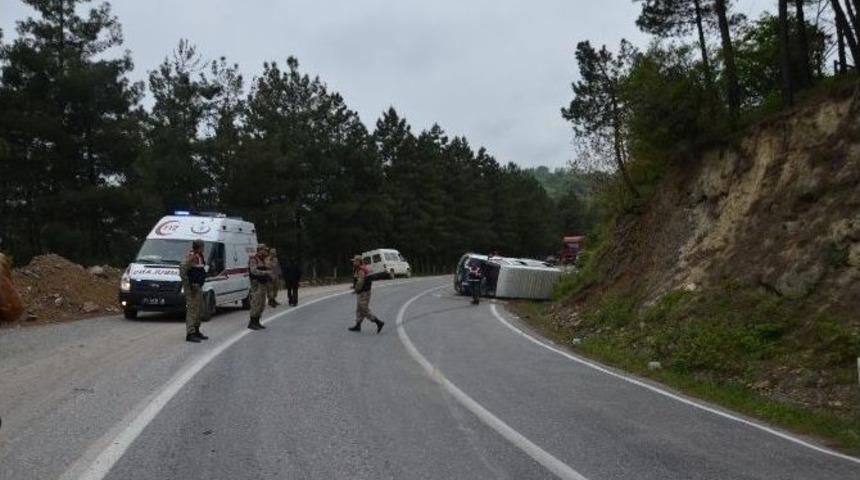 Bafra&rsquo;da İki Minib&uuml;s &Ccedil;arpıştı: 18 Yaralı