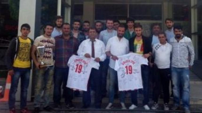 Futbolculardan, Kul&uuml;p Y&ouml;neticilerine Teşekk&uuml;r Ziyareti