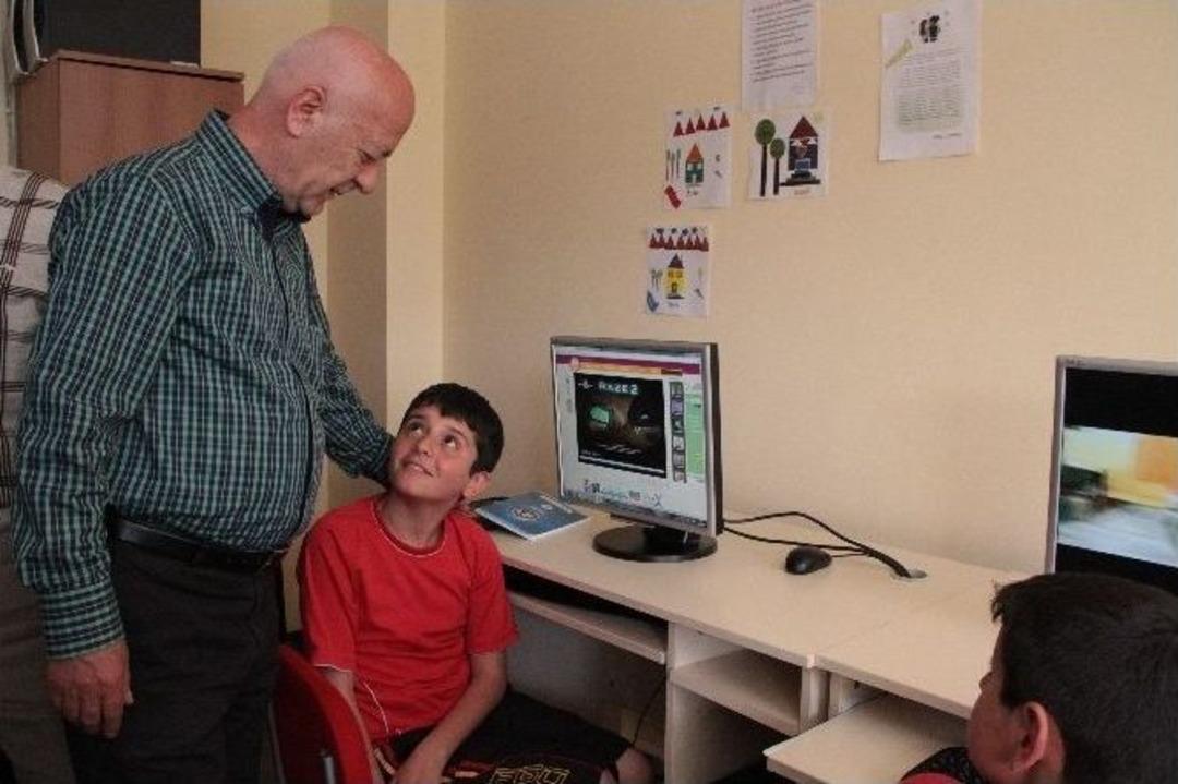 Ak Parti&rsquo;li Aday U&ccedil;ma, &Ccedil;ocuklarla Aynı Sırayı Paylaştı