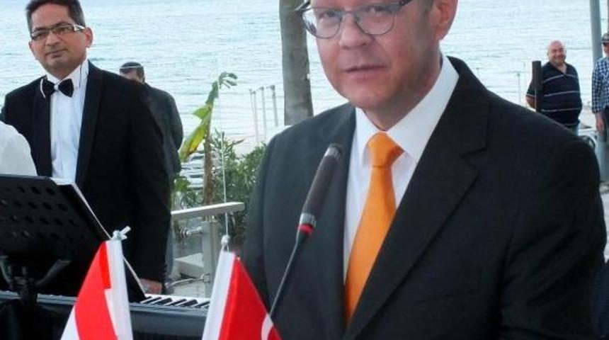 'kral G&uuml;n&uuml;' Kutlamasında B&uuml;y&uuml;kel&ccedil;iden Barış Mesajı