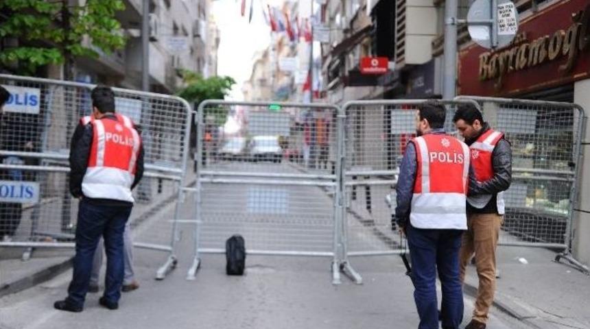 İstanbul Polisine Kırmızı Yelek