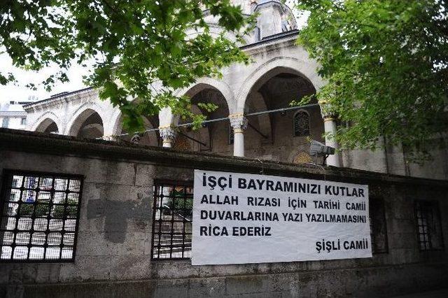 İstanbul Polisine Kırmızı Yelek