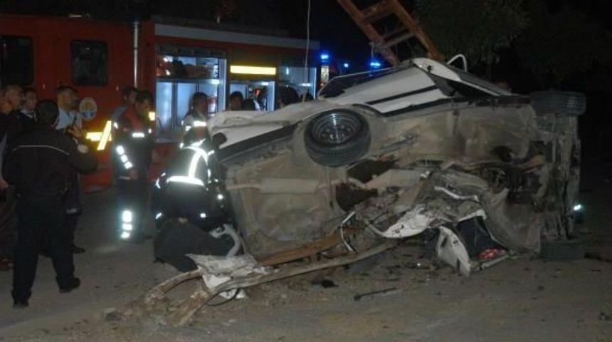 Otomobil, Elektrik Direğine &Ccedil;arptı: 2 &Ouml;l&uuml;, 2 Yaralı