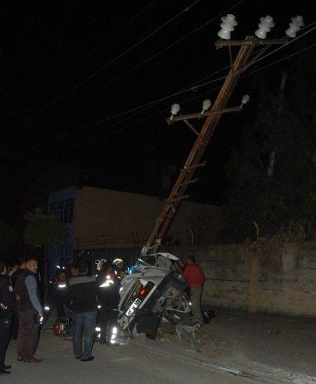 Otomobil, Elektrik Direğine Çarptı: 2 Ölü, 2 Yaralı