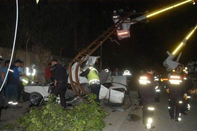 Otomobil, Elektrik Direğine Çarptı: 2 Ölü, 2 Yaralı