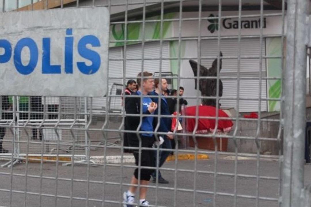 Taksim&rsquo;de Turistlere &lsquo;bariyer&rsquo; Engeli