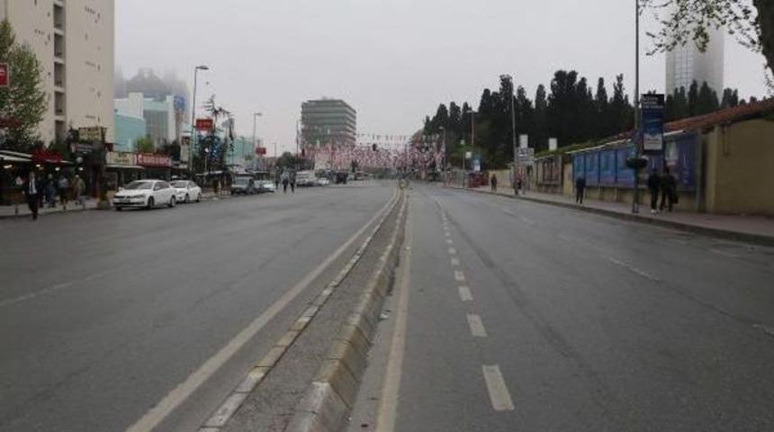 Şişli Camii Duvarına  1 Mayıs Pankartı
