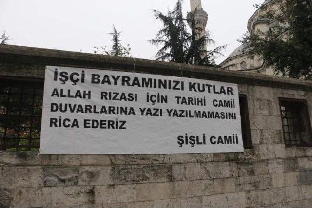 Şişli Camii Duvarına  1 Mayıs Pankartı