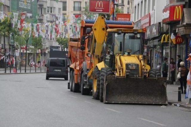 Şişli Camii Duvarına  1 Mayıs Pankartı