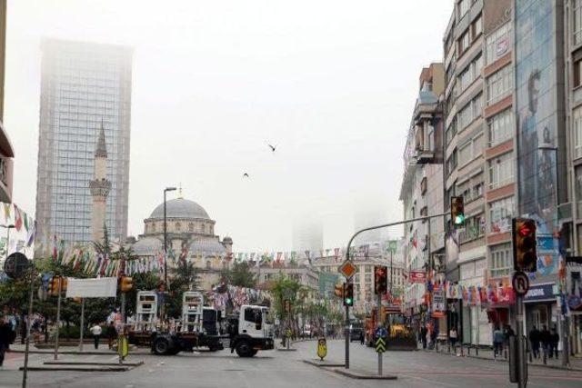 Şişli Camii Duvarına  1 Mayıs Pankartı