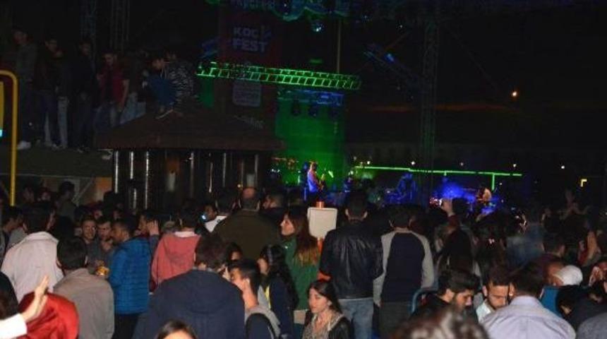 Athena, &Uuml;niversitelileri Coşturdu