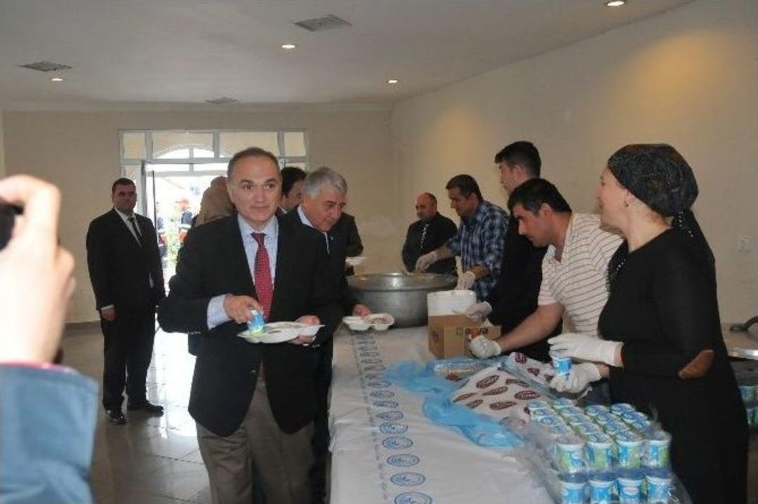 Ak&ccedil;akoca Belediyesi Tarafından Kesilen &Ccedil;alışanlara İkram Edildi