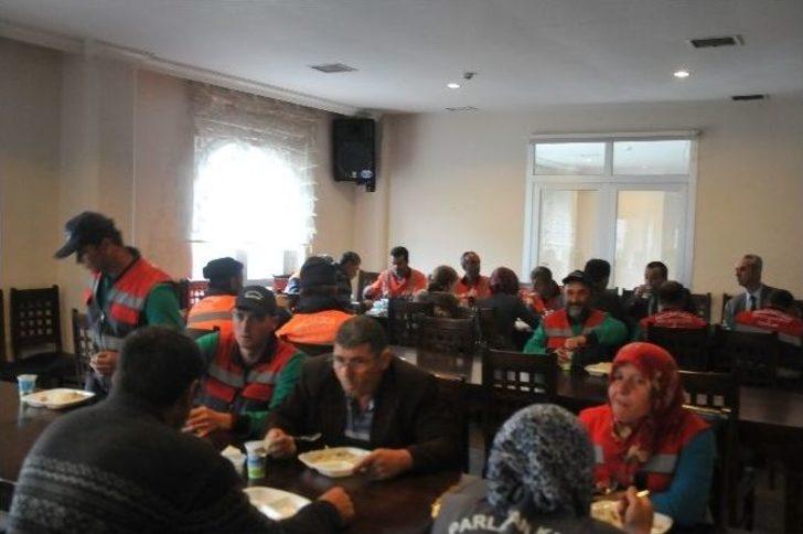 Akçakoca Belediyesi Tarafından Kesilen Çalışanlara İkram Edildi G1