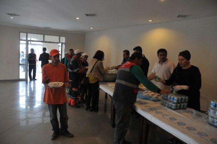 Akçakoca Belediyesi Tarafından Kesilen Çalışanlara İkram Edildi G2