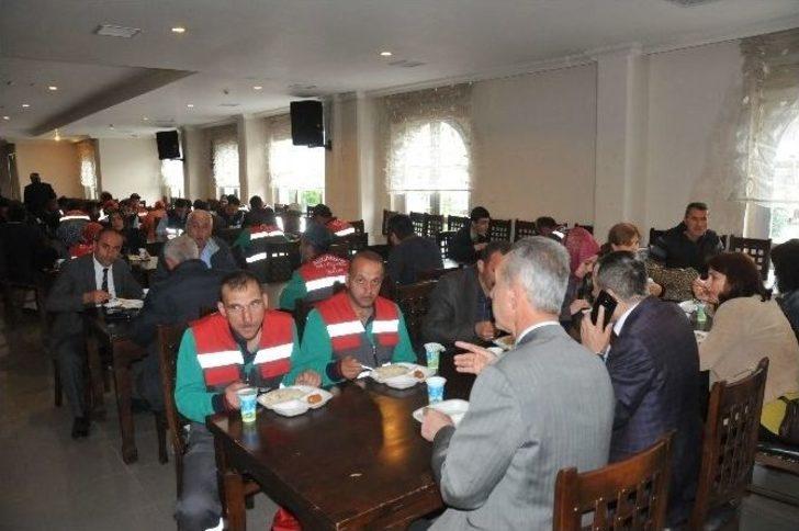 Akçakoca Belediyesi Tarafından Kesilen Çalışanlara İkram Edildi G4