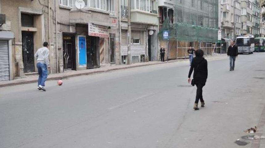 Yollar Trafiğe Kapandı, Meydan Top Oynayan &Ccedil;ocuklara Kaldı