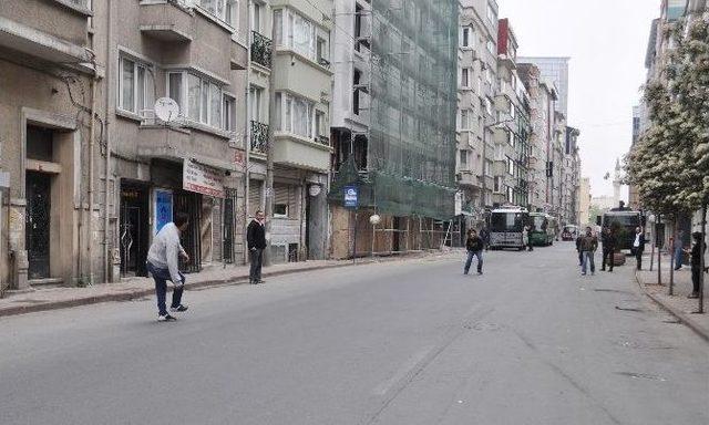 Yollar Trafiğe Kapandı, Meydan Top Oynayan &Ccedil;ocuklara Kaldı 1