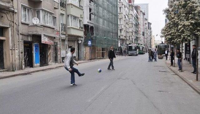 Yollar Trafiğe Kapandı, Meydan Top Oynayan &Ccedil;ocuklara Kaldı 2