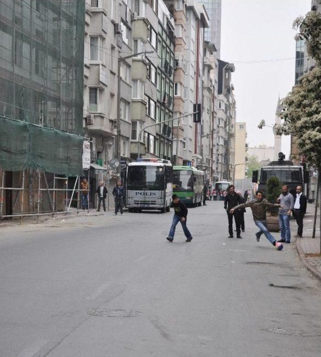 Yollar Trafiğe Kapandı, Meydan Top Oynayan &Ccedil;ocuklara Kaldı 3