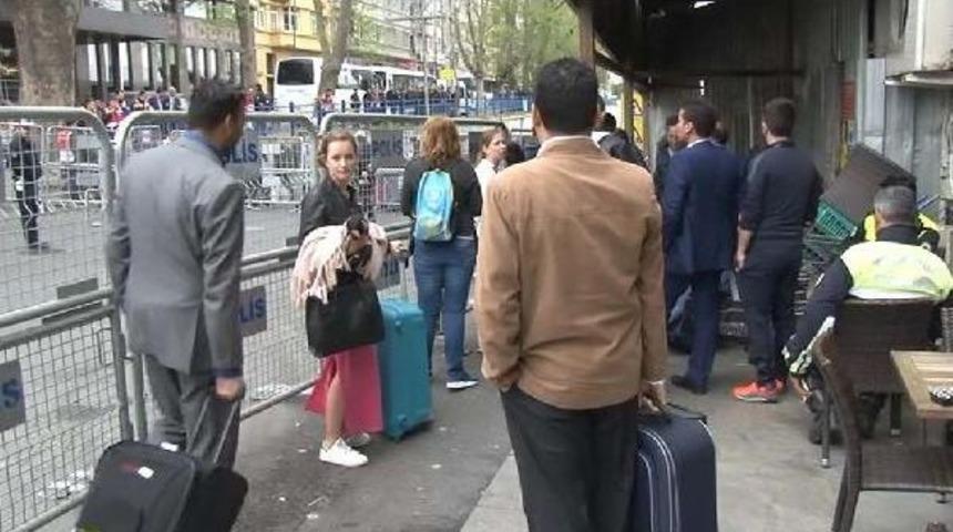 Otellerine Gidemeyen Turistlerin Bavullarıyla Zorlu Yolculuğu