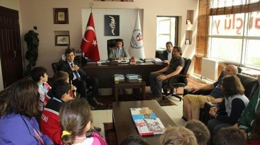 Şampiyon Y&uuml;z&uuml;c&uuml;ler Murat Eskici&rsquo;yi Ziyaret Etti