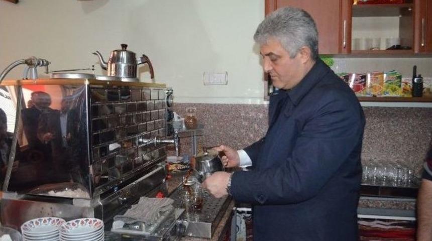 Ak Parti Trabzon Milletvekili Adayı Adnan G&uuml;nnar, Vatandaşlara &Ccedil;ay Servisi Yaptı