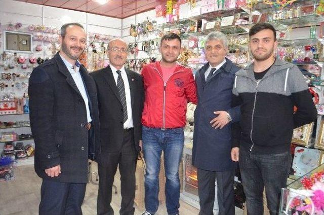 Ak Parti Trabzon Milletvekili Adayı Adnan Günnar, Vatandaşlara Çay Servisi Yaptı