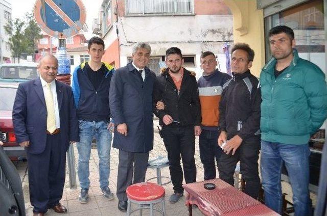 Ak Parti Trabzon Milletvekili Adayı Adnan Günnar, Vatandaşlara Çay Servisi Yaptı