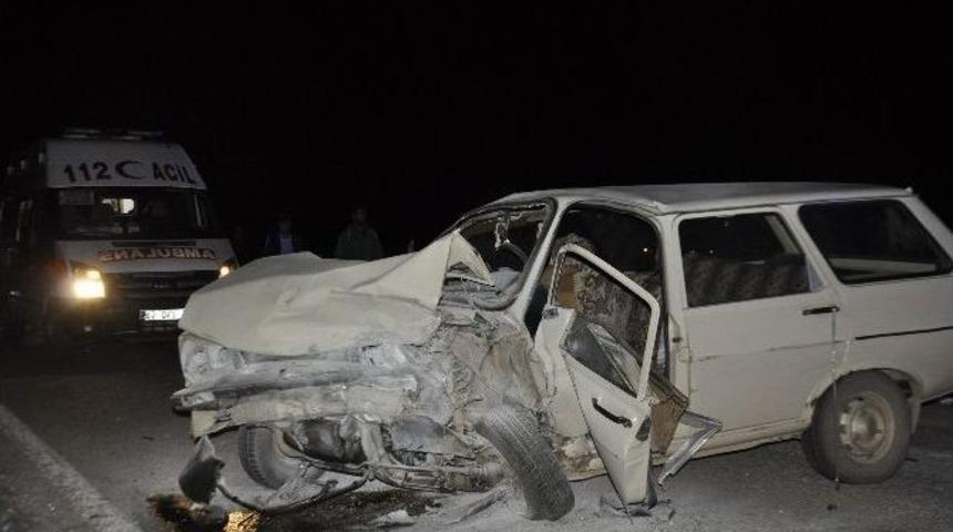 İki Otomobil &Ccedil;arpıştı: 5 Yaralı