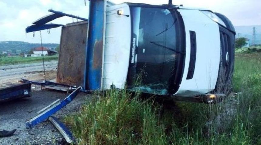 Sarıg&ouml;l'de Kamyonet Devrildi: 1 &Ouml;l&uuml;, 1 Yaralı