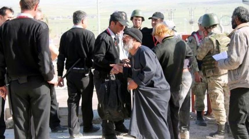 Derik'teki &Ccedil;adırkentte Kalan Suriyeliler, G&uuml;venlik G&ouml;revlilerine Saldırdı: 4 Yaralı