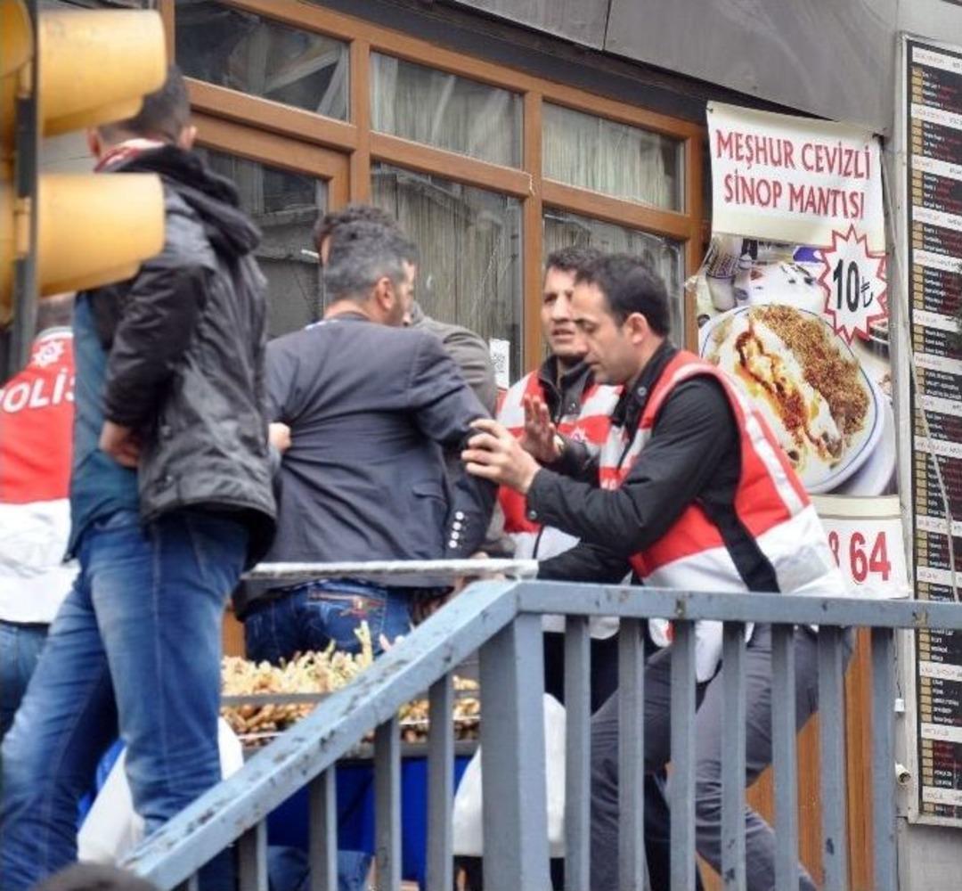 Tarlabaşı&rsquo;nda Seyyar Satıcı- Polis Gerginliği