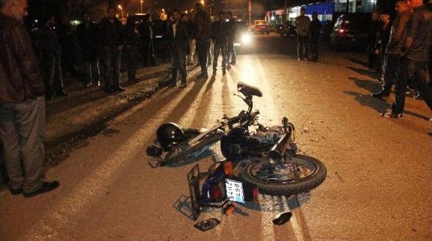 Sakarya&rsquo;da Otomobil İle Motosiklet &Ccedil;arpıştı: 2 Yaralı