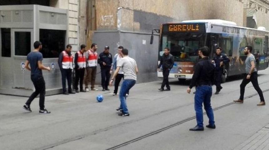İstiklal Caddesi&rsquo;nde Esnaf Kepenk Kapattı, &Ccedil;alışanlar Futbol Oynadı
