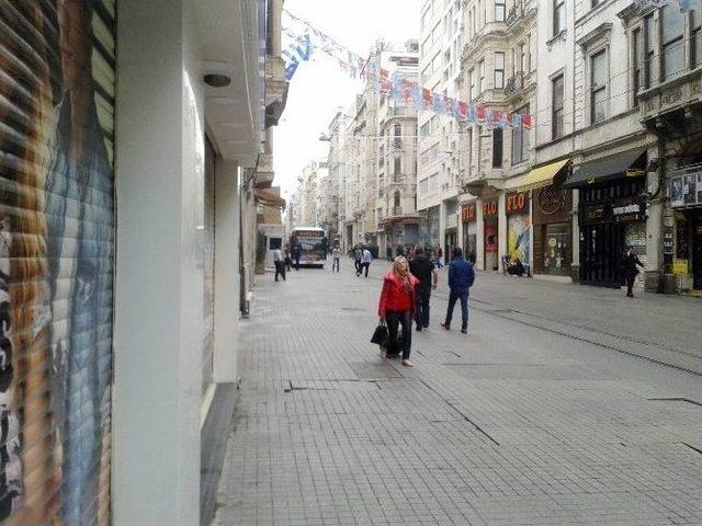 İstiklal Caddesi’nde Esnaf Kepenk Kapattı, Çalışanlar Futbol Oynadı