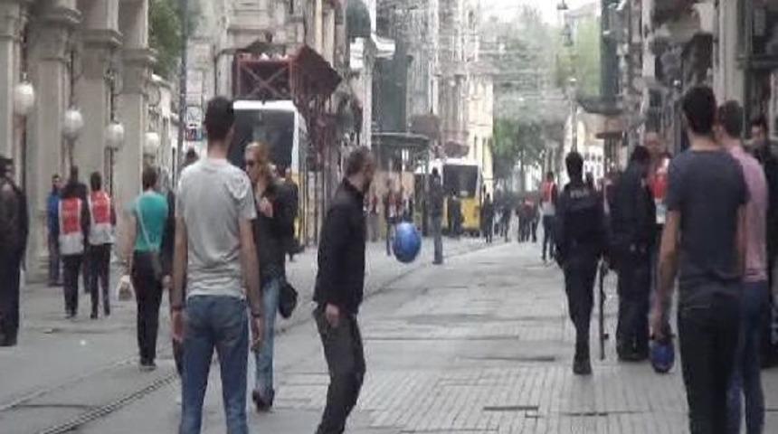İstiklal Caddesi'nde Esnaf Top Oynadı