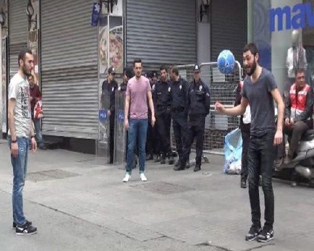 İstiklal Caddesi'nde Esnaf Top Oynadı