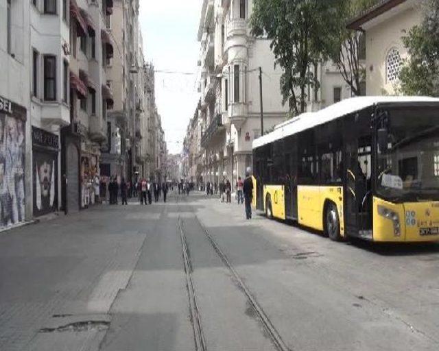 İstiklal Caddesi'nde Esnaf Top Oynadı