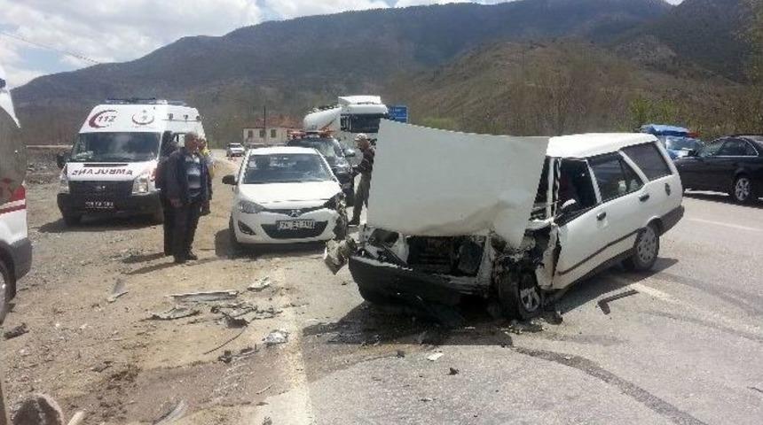G&uuml;m&uuml;şhane&rsquo;de Trafik Kazası: 5 Yaralı