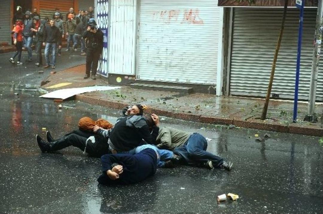 Eylemcilerin Poz Verme Oyunu B&ouml;yle G&ouml;r&uuml;nt&uuml;lendi